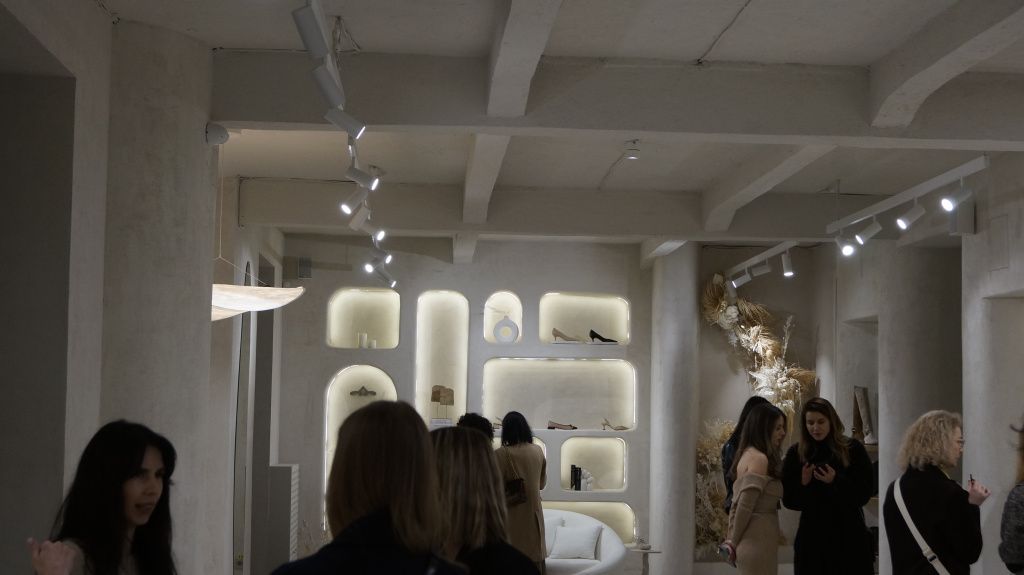 Brandul românesc de încălțăminte Alura și-a deschis showroom în București. Fondatoare: Ne-am - Imagine 7
