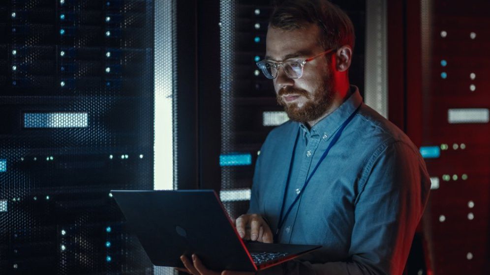 Cum arată profilul omului de IT, în 2022: ce se caută, dar și ce se oferă în domeniul momentului