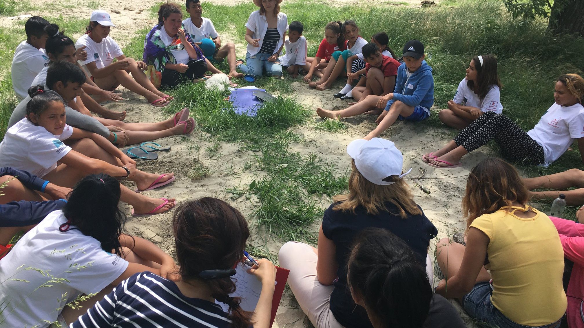 Despre munca fara plata si oamenii care vor sa isi scoata semenii din saracie si analfabetism