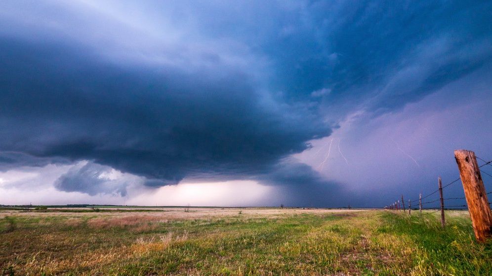 Cod galben de ploi, grindină și vijelii până miercuri dimineață, în 19 județe