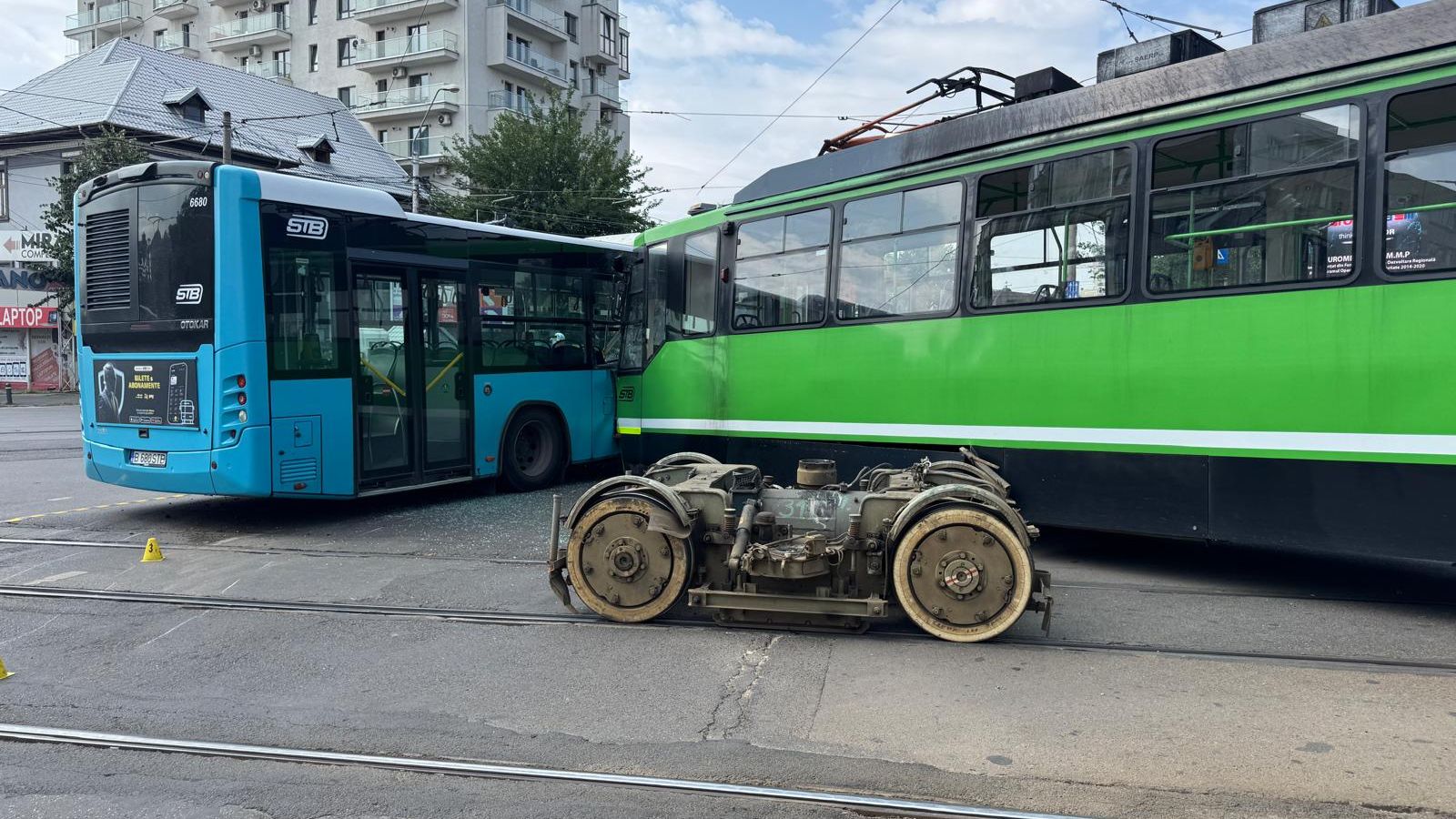 BREAKING | Un tramvai a lovit un autobuz în Capitală. Mai multe persoane au fost rănite