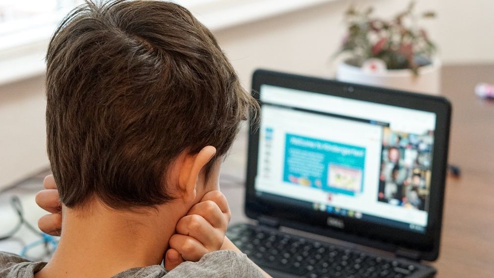 DSP cere școlilor din Ilfov să treacă la online