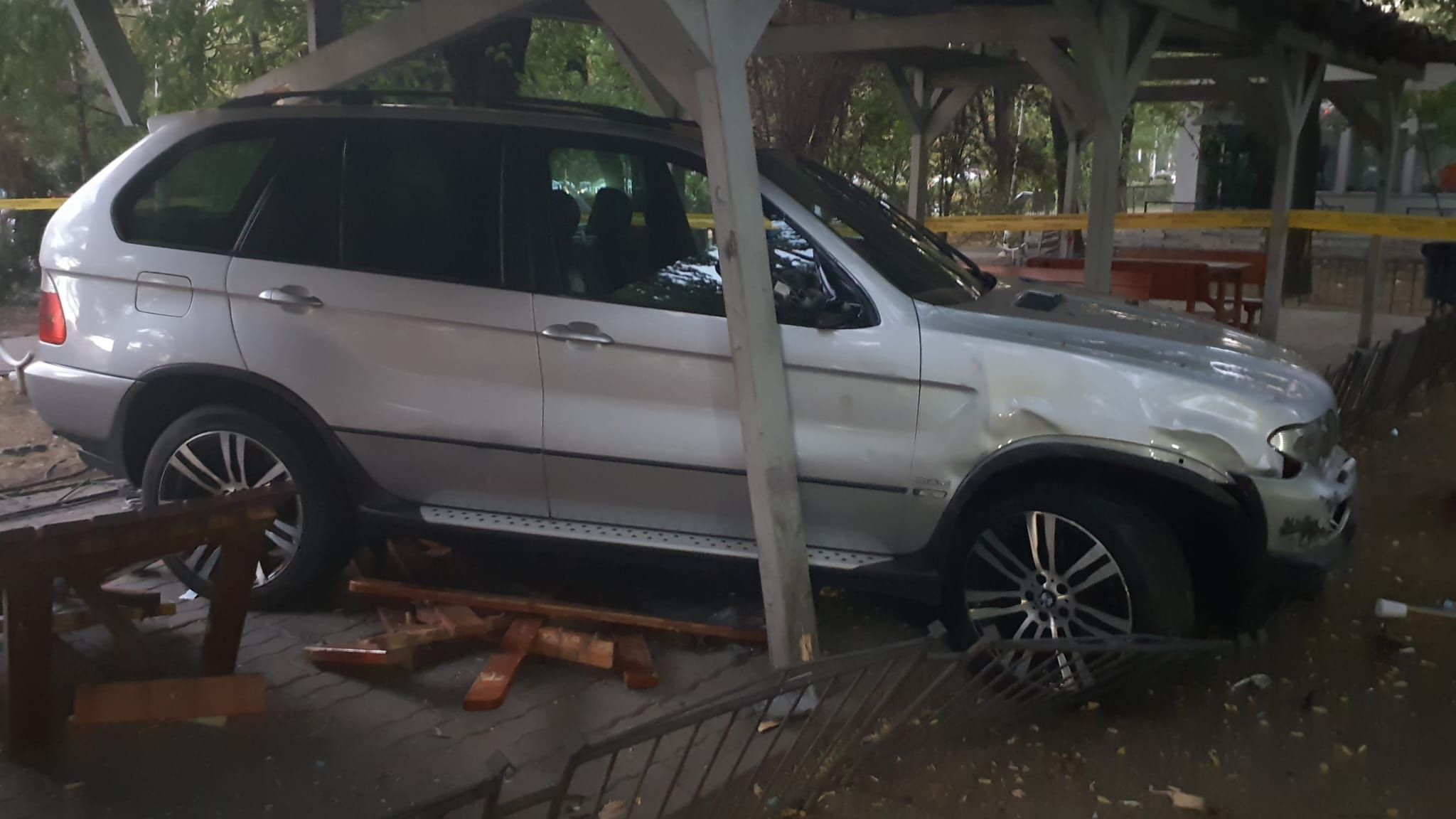 Un șofer și-a parcat BMW-ul într-un chioșc dintr-un parc, în sectorul 6. Reacția primarului: Oricum trebuia reamenajat