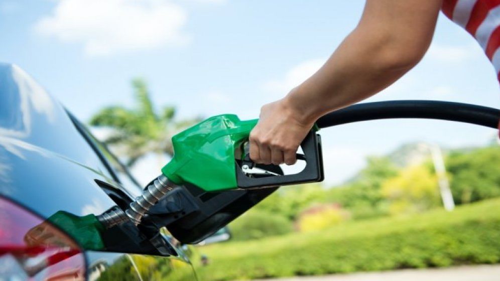 Acciza la carburanți a fost redusă cu 50% | Cu cât scad prețurile la pompă