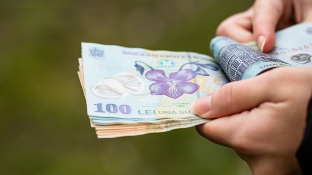 Mai mulți bani pentru români din 2023. Cu cât au crescut punctul de pensie și salariul minim de la 1 ianuarie