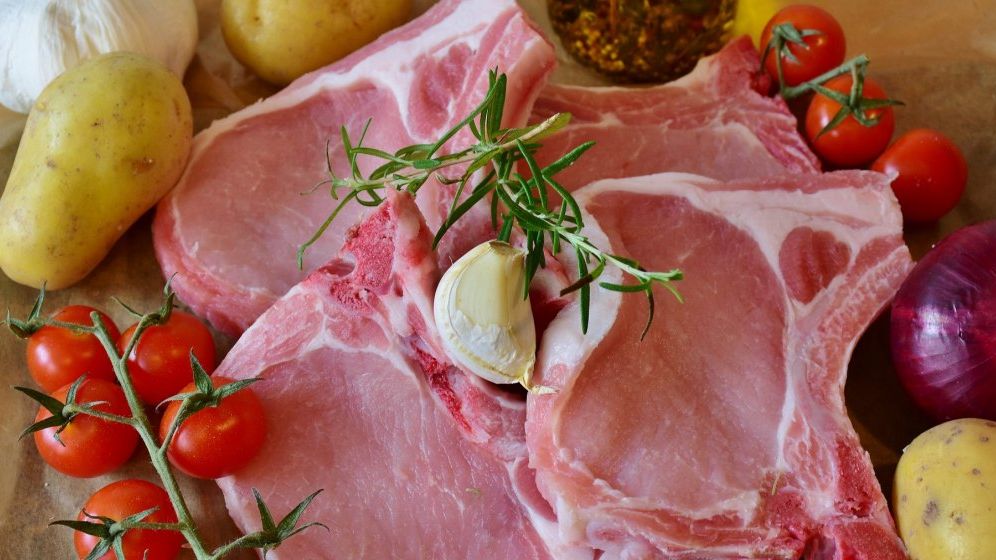 ANPC a amendat cu 2 milioane de lei mai multi retaileri care comercializau carne expirata