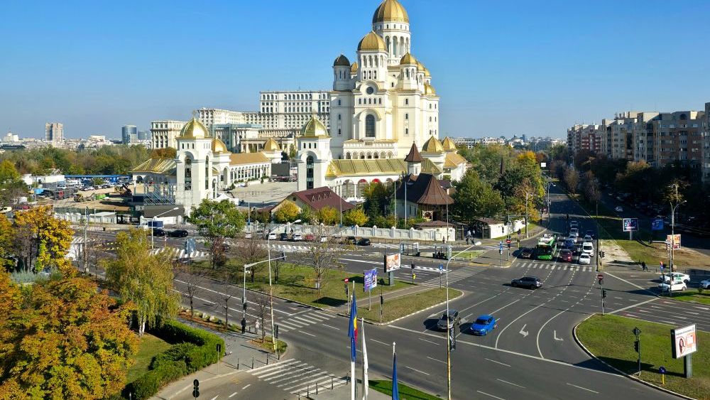 Aglomerație în București: mii de oameni sunt prezenți la Catedrala Națională. Nicușor Dan și Maia Sandu vor participa la ceremonie