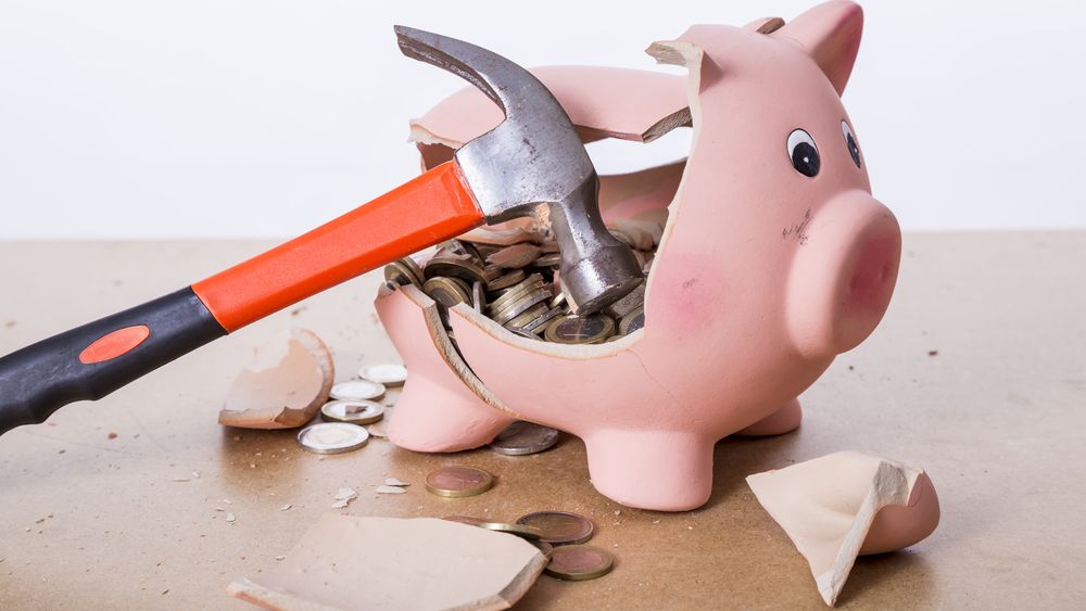 Inflația, un ciocan puternic pentru pușculița românilor: Unul din doi nu își permite să economisească