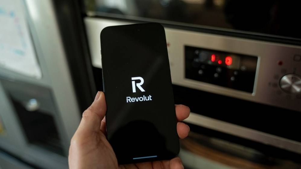 Se deschide Revolut în România. Tot ce trebuie să știi: de la IBAN-ul românesc până la popririle de cont