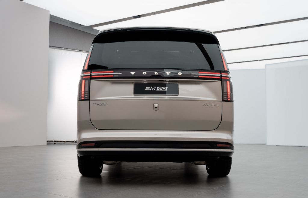 GALERIE FOTO | Cum arată primul monovolum Volvo din istorie - Imagine 8