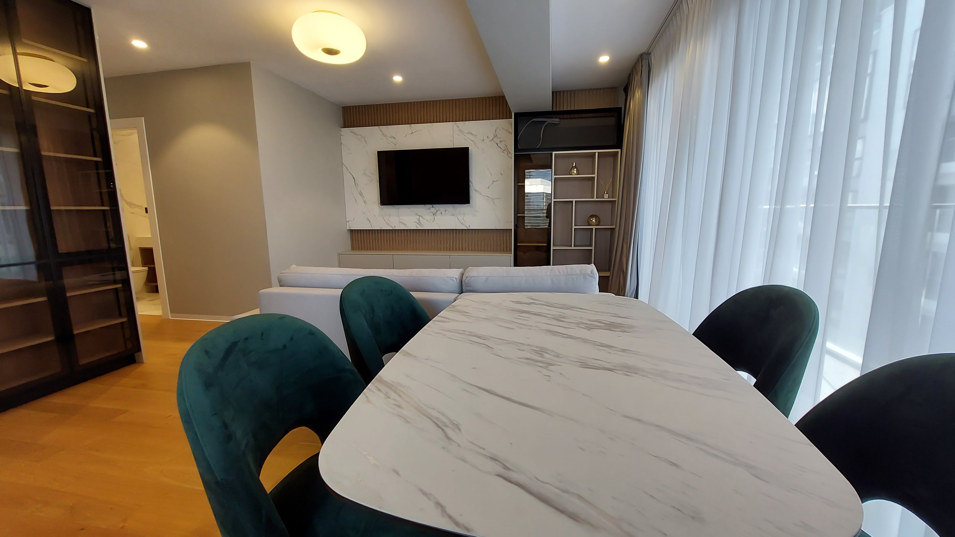 GALERIE FOTO | Ce găsești într-un apartament de circa 380.000 euro, de trei camere, dintr-un complex de lux din București - Poza 42