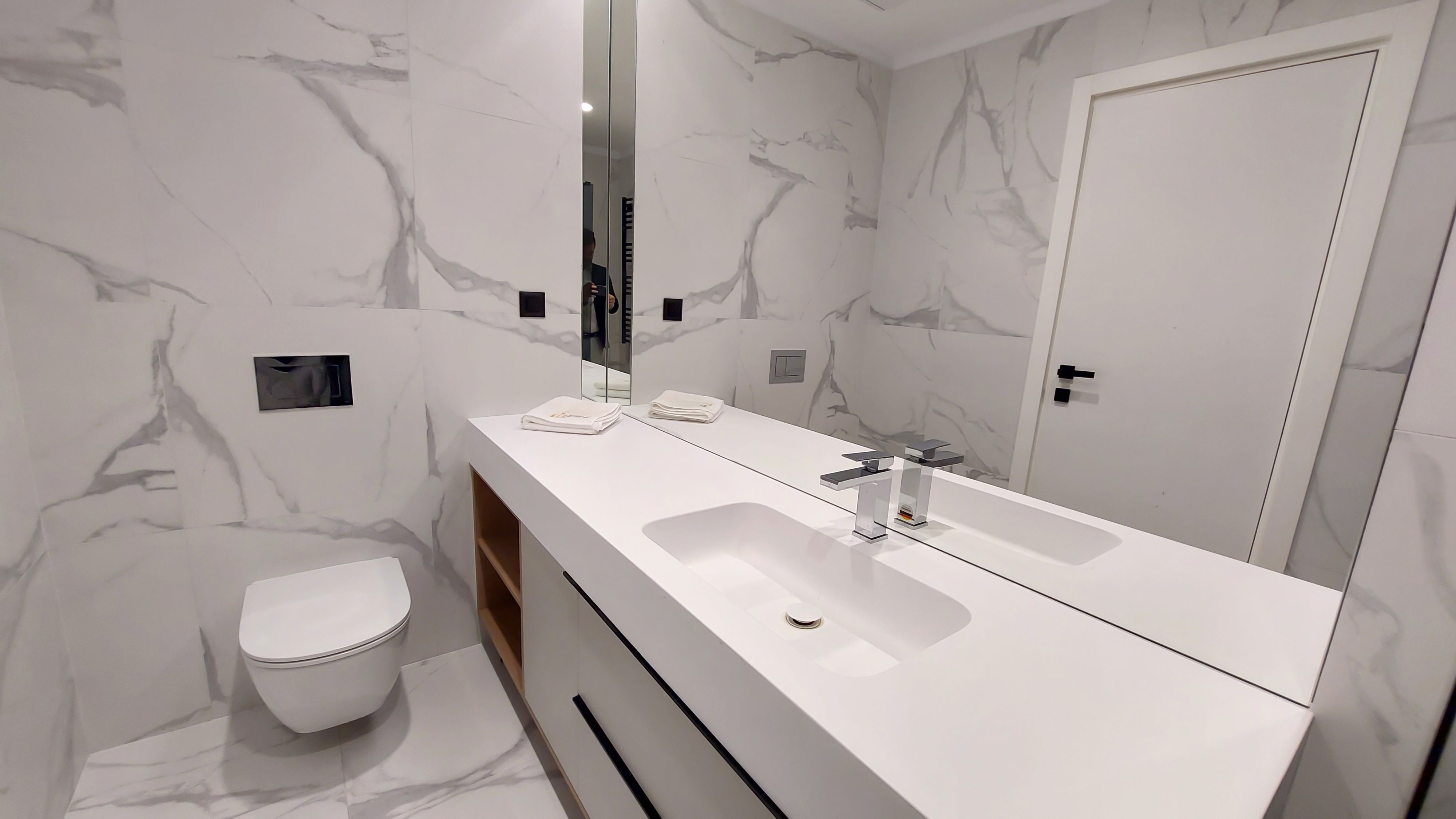 GALERIE FOTO | Ce găsești într-un apartament de circa 380.000 euro, de trei camere, dintr-un complex de lux din București - Poza 24