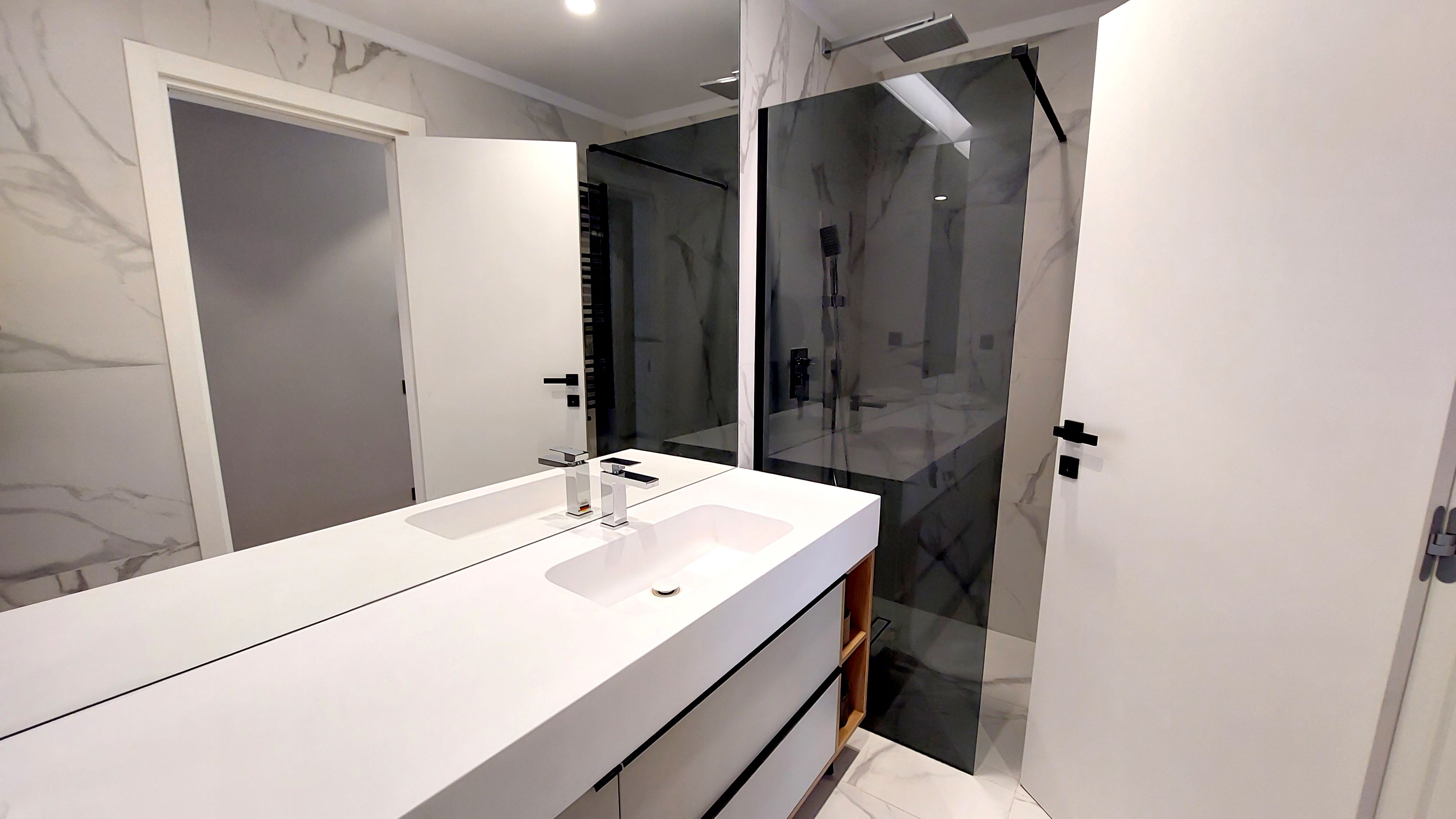 GALERIE FOTO | Ce găsești într-un apartament de circa 380.000 euro, de trei camere, dintr-un complex de lux din București - Poza 20