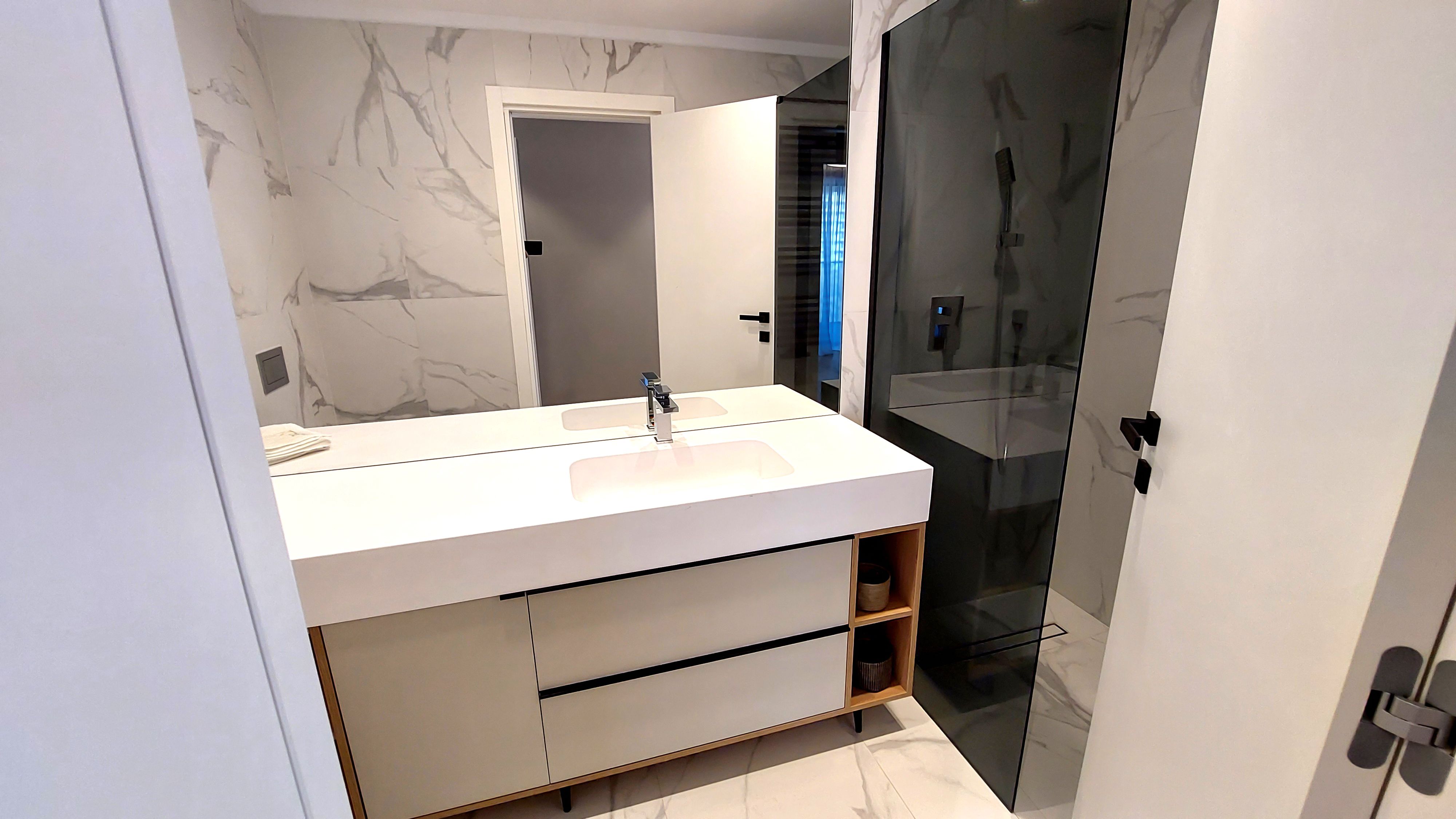 GALERIE FOTO | Ce găsești într-un apartament de circa 380.000 euro, de trei camere, dintr-un complex de lux din București - Poza 17