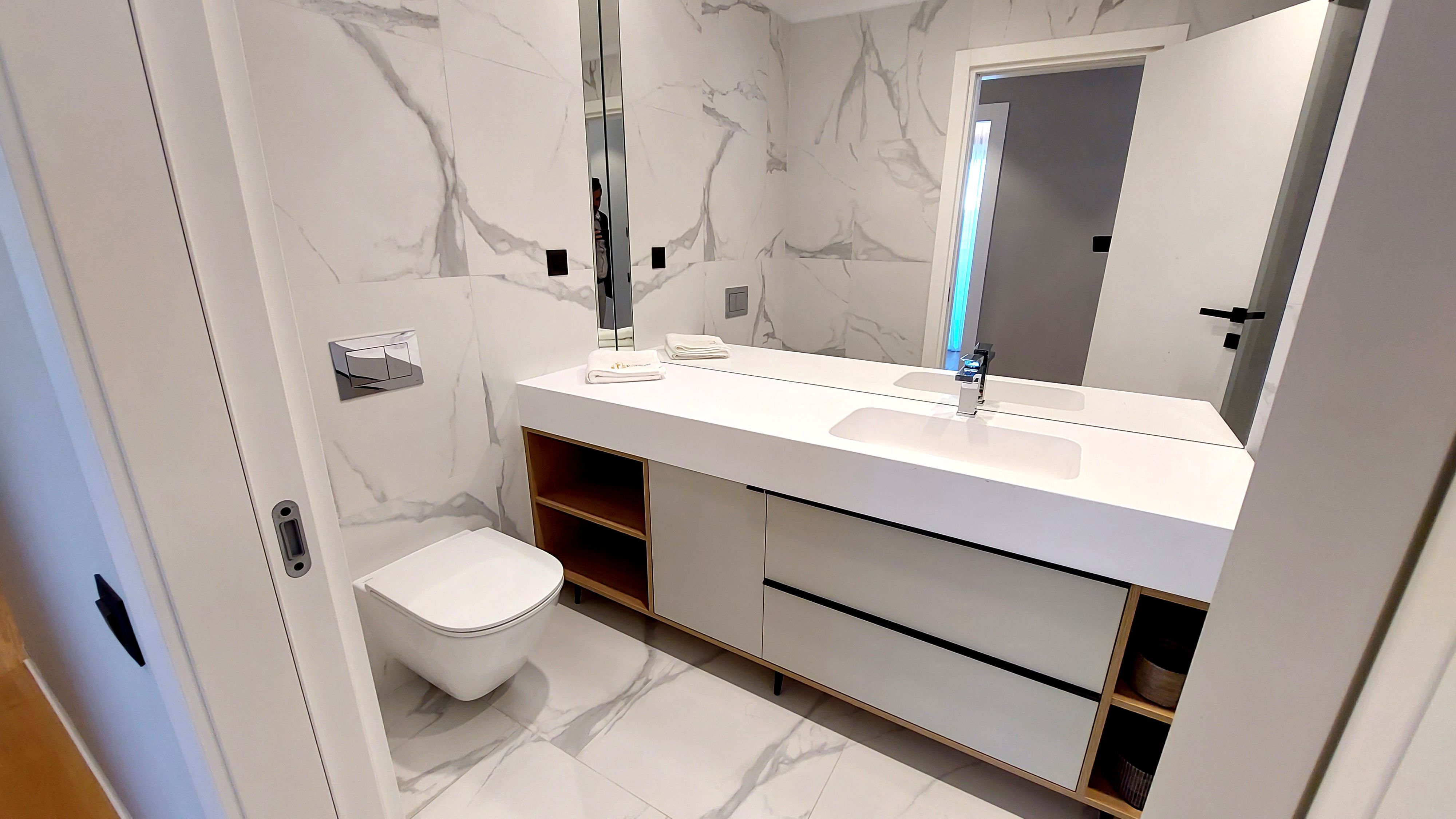 GALERIE FOTO | Ce găsești într-un apartament de circa 380.000 euro, de trei camere, dintr-un complex de lux din București - Poza 16
