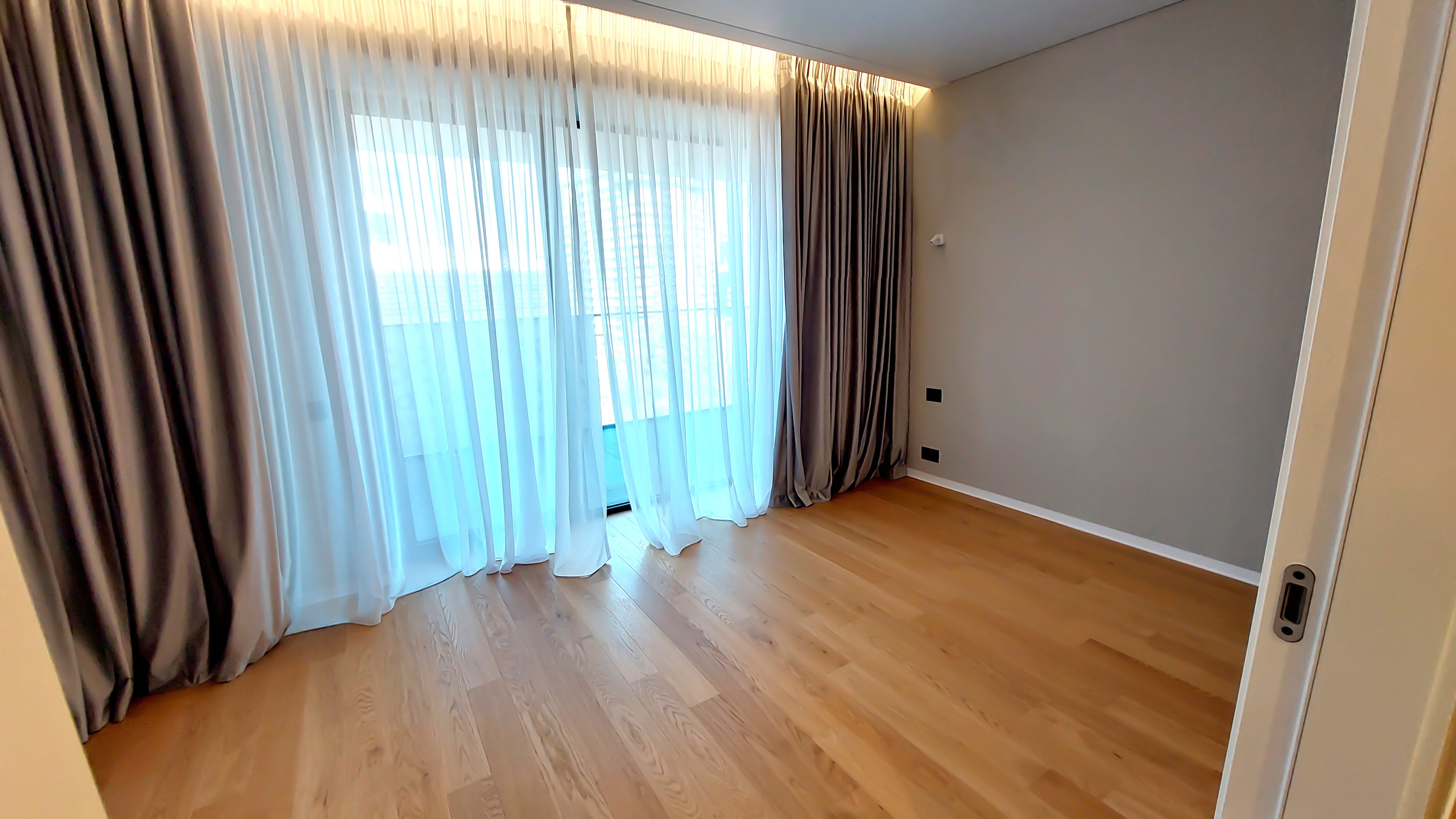 GALERIE FOTO | Ce găsești într-un apartament de circa 380.000 euro, de trei camere, dintr-un complex de lux din București - Poza 15