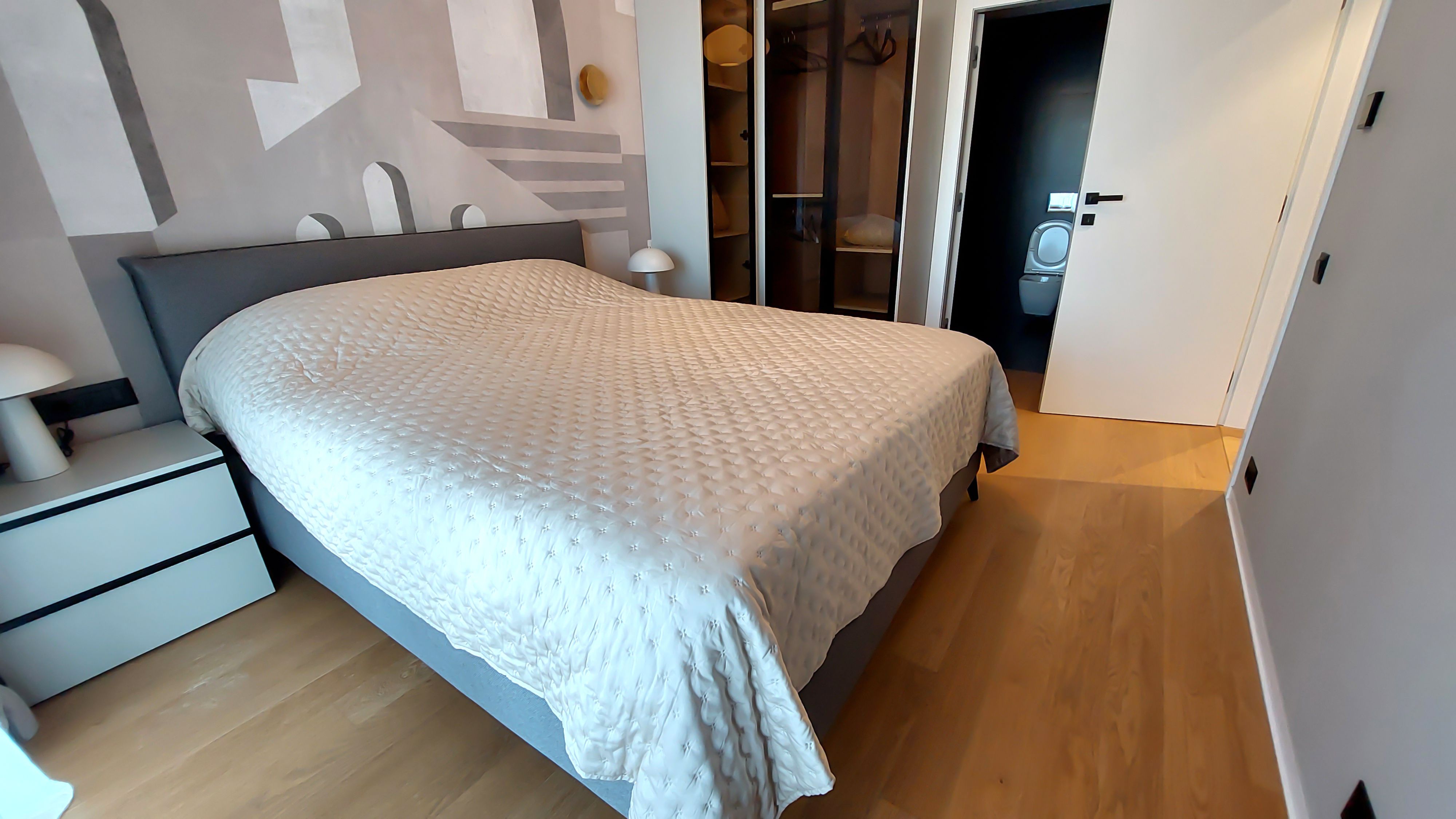 GALERIE FOTO | Ce găsești într-un apartament de circa 380.000 euro, de trei camere, dintr-un complex de lux din București - Poza 6