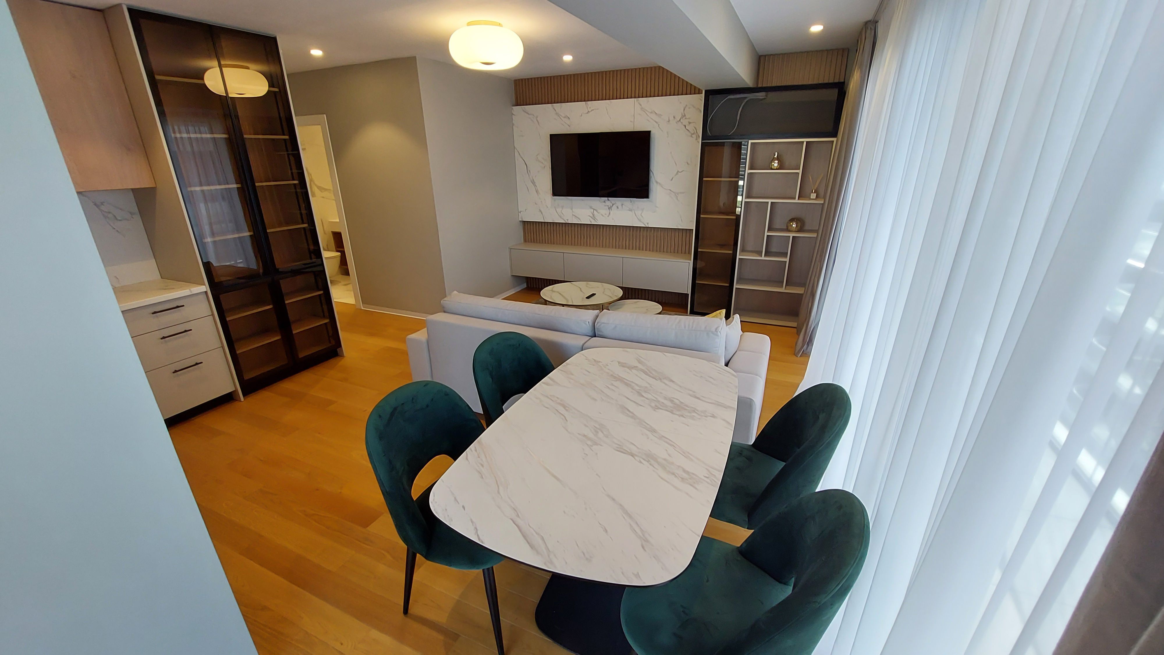 GALERIE FOTO | Ce găsești într-un apartament de circa 380.000 euro, de trei camere, dintr-un complex de lux din București - Poza 43