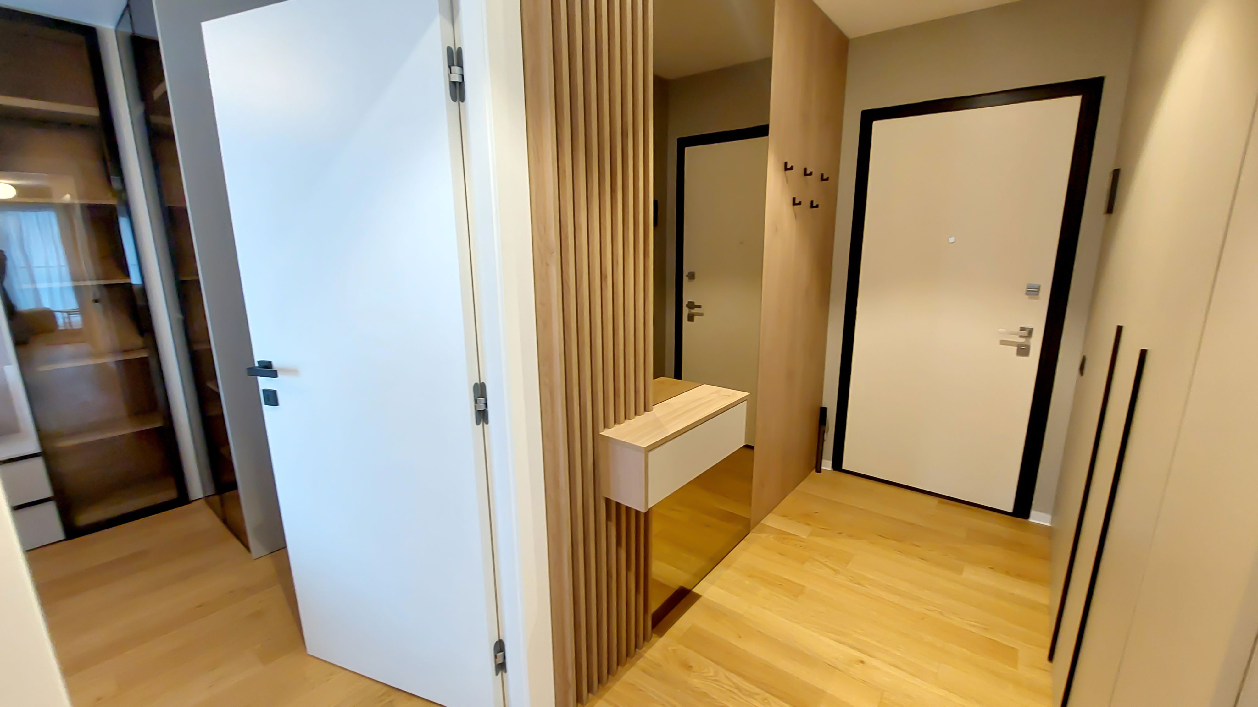 GALERIE FOTO | Ce găsești într-un apartament de circa 380.000 euro, de trei camere, dintr-un complex de lux din București - Poza 1