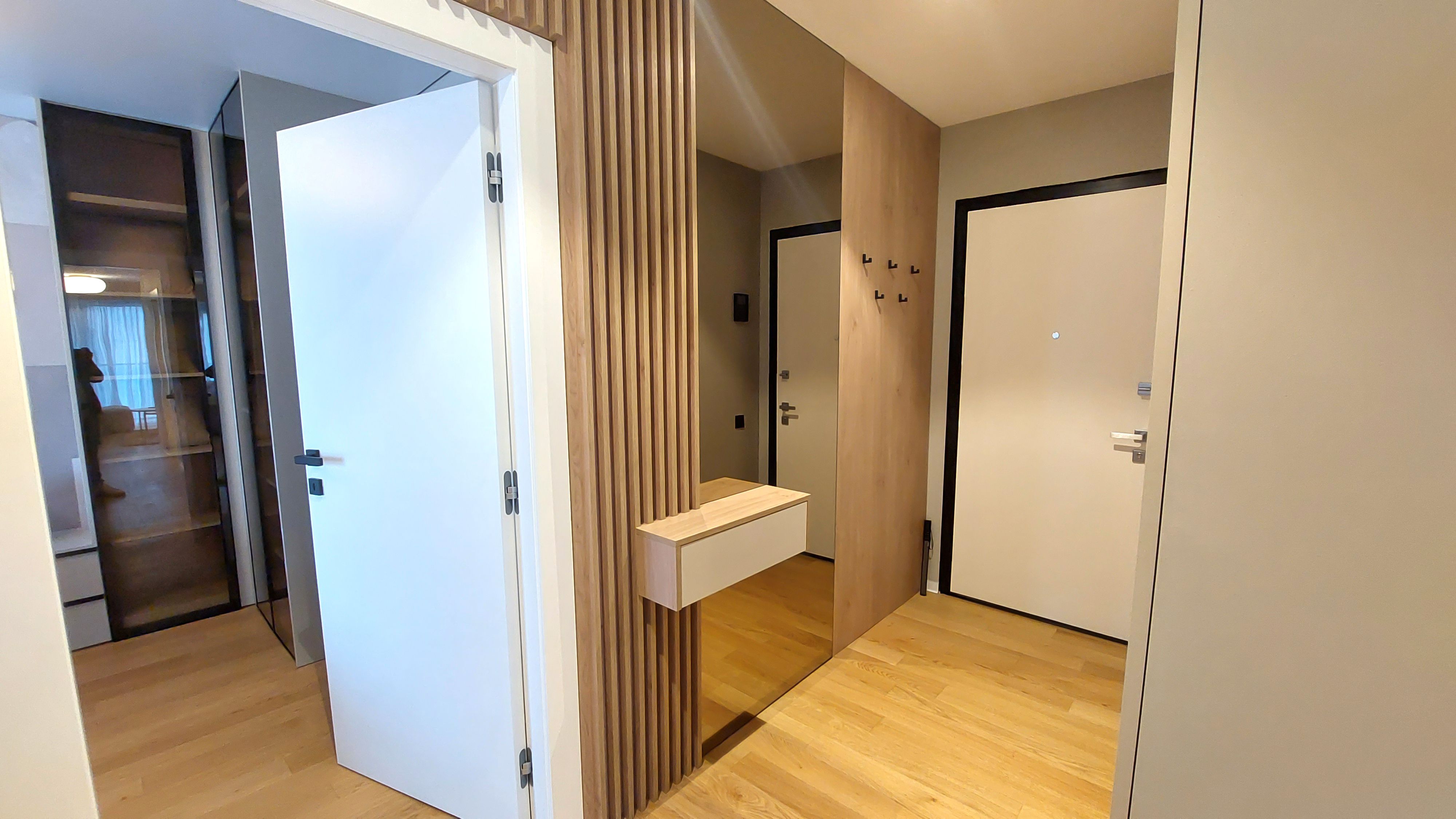GALERIE FOTO | Ce găsești într-un apartament de circa 380.000 euro, de trei camere, dintr-un complex de lux din București - Poza 2