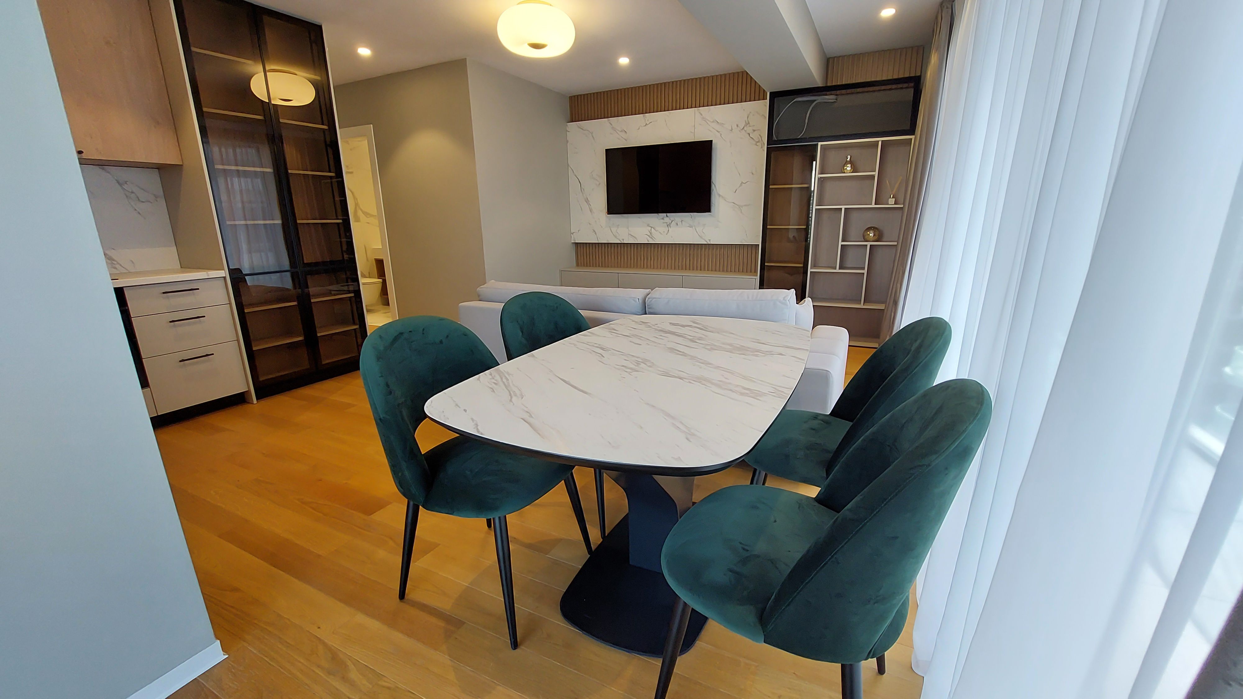 GALERIE FOTO | Ce găsești într-un apartament de circa 380.000 euro, de trei camere, dintr-un complex de lux din București - Poza 40