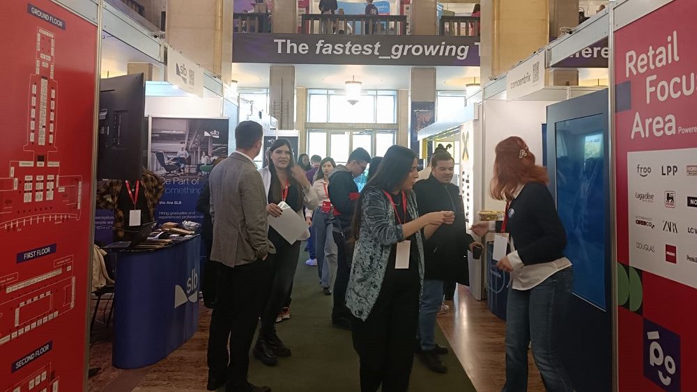 Se mai numără toamna joburile sau nu? REPORTAJ de la târgul Angajatori de Top. Domeniile „vedetă”: retail și IT