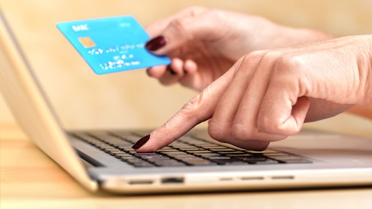 Cum îți gestionezi banii inteligent folosind cont online și produse de creditare