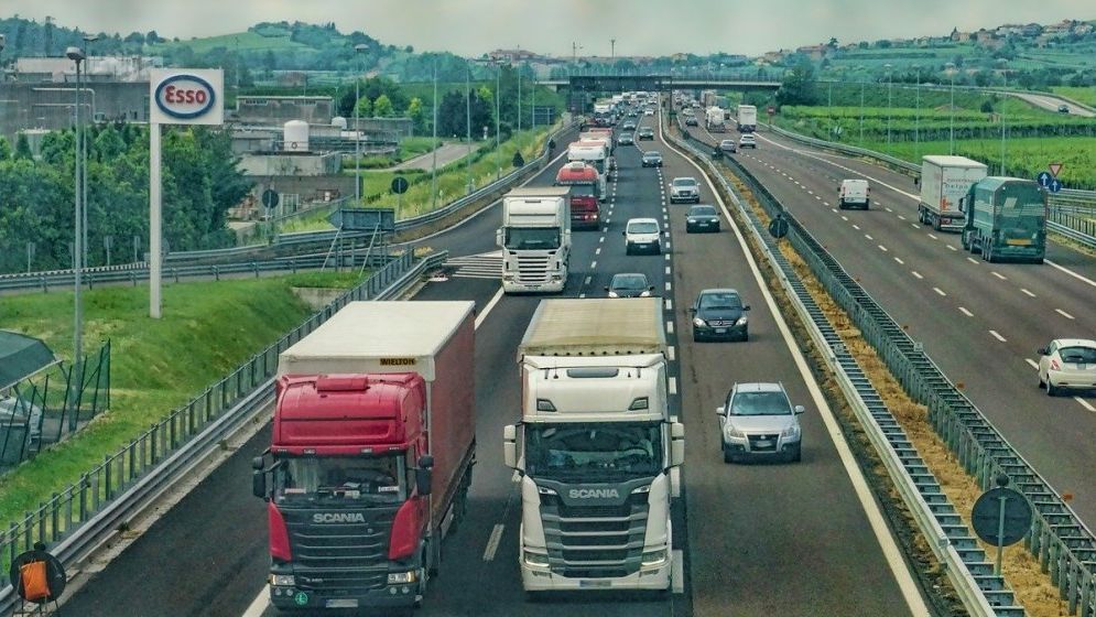 Se schimbă din nou ajutorul pentru motorină. Cât primesc transportatorii în funcție de reducerea accizei
