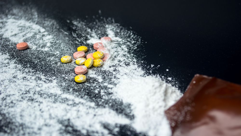 Fost vicepreședinte al Asociației Producătorilor de Medicamente, arestat ca parte dintr-un grup care a produs și distribuit aproape 5 tone de metamfetamină