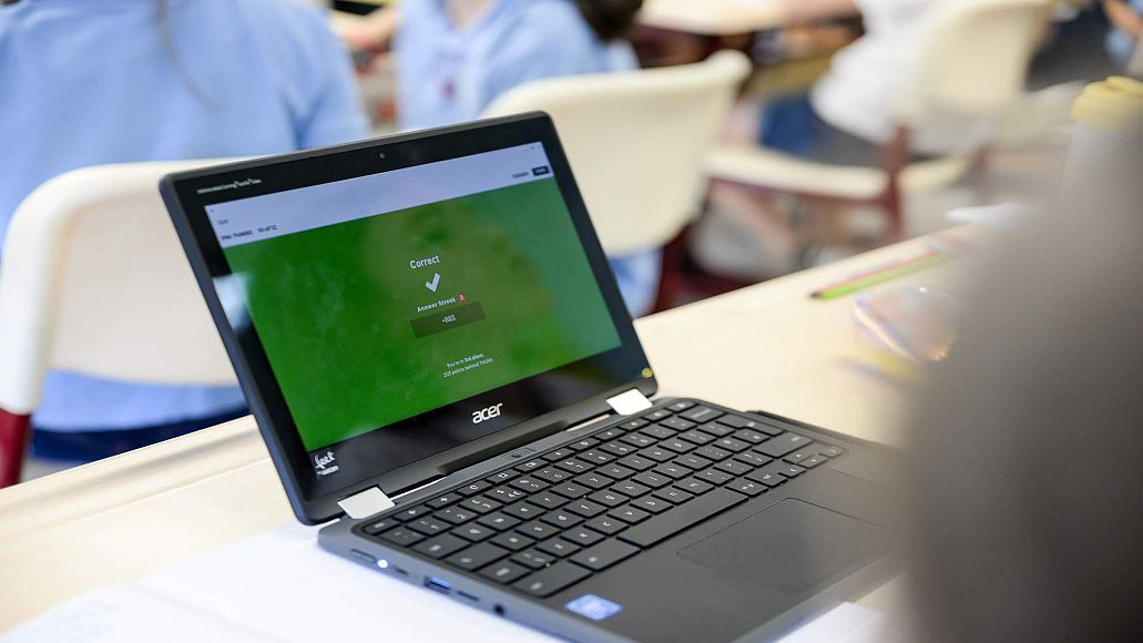 Cum se desfășoară lecțiile în singura școală complet digitalizată din România