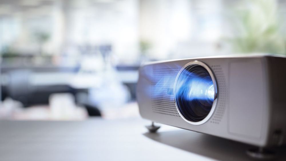 Proiectoare 4K pentru o sufragerie ca o sala de cinema