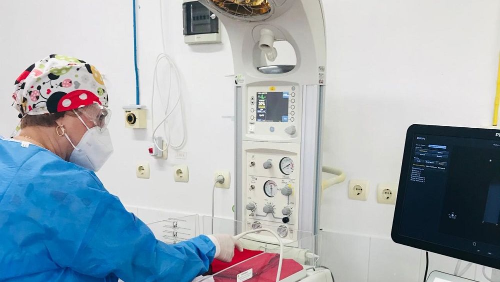 COVID-19 afectează femeia gravidă și nou-născutul: număr crescut de cezariene și riscuri de hipertensiune