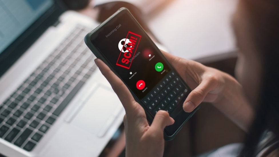 Avertisment de înșelătorii pe WhatsApp: Cum funcționează schema ”mentorilor” de investiții