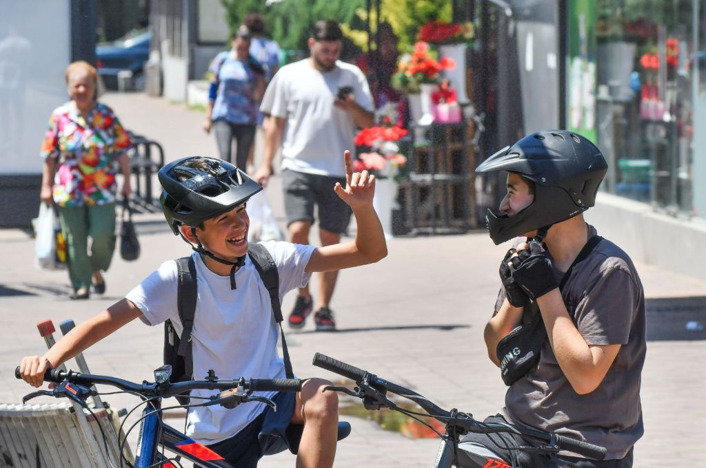 Ca-n afară: Capitala are primul duș stradal prin care bucureștenii se pot răcori - Imagine 4