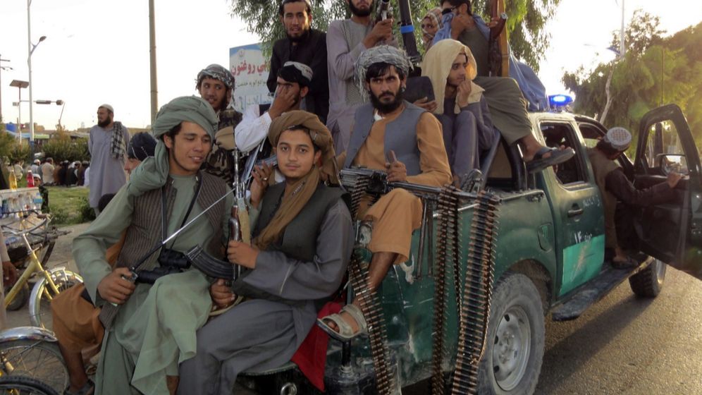 Flagelul începe în Afganistan: tineri biciuiți de talibani pentru că purtau blugi, fiindcă „nu respectă Islamul”
