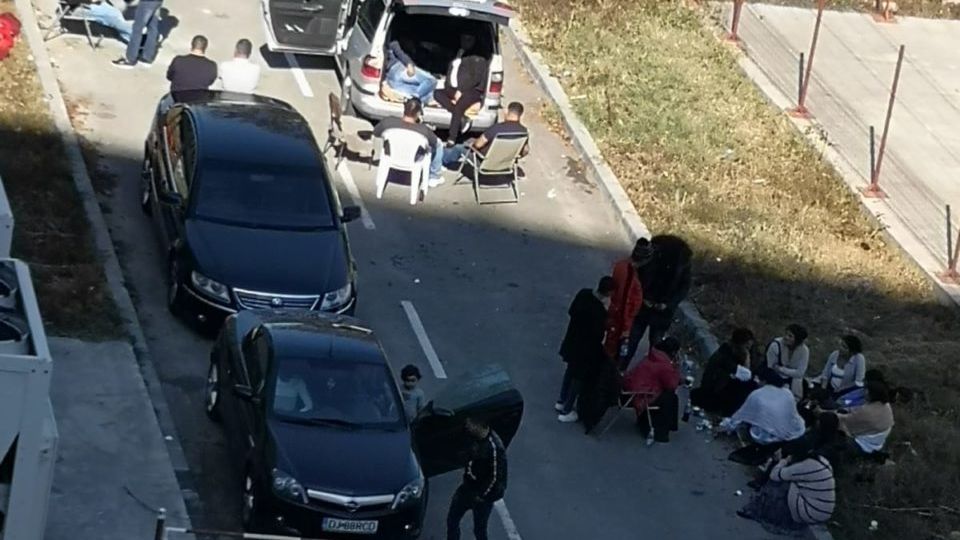 Mai multi cetateni au fost lasati sa se "instaleze" in curtea Spitalului de Urgenta Craiova