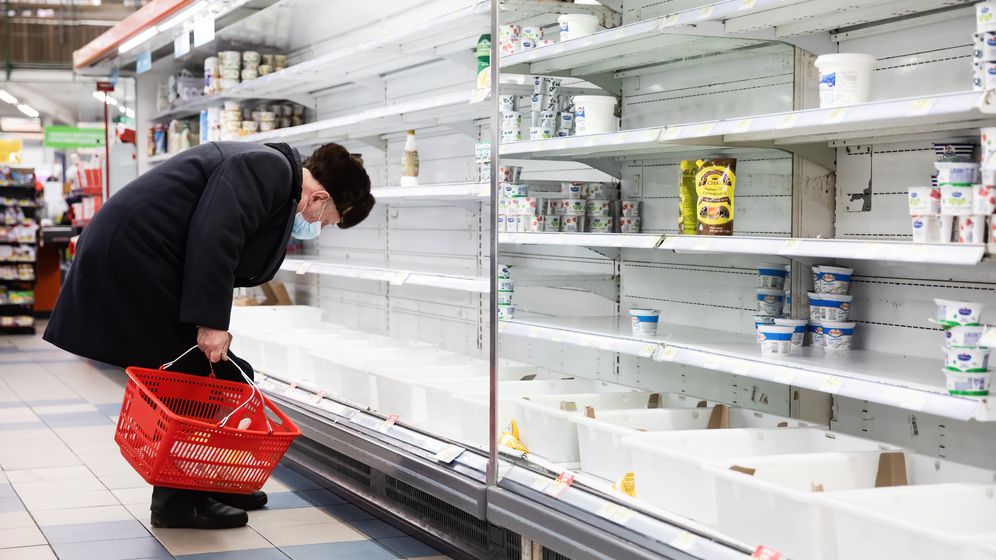 Rusul de rând resimte sever războiul și sancțiunile: lipsesc produse de bază, sunt cozi și scumpiri mari