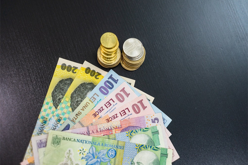 Leul respiră pentru prima dată după explozia la 5,3 RON/EUR. Cursul revine față de euro dar continuă să piardă teren față de dolar