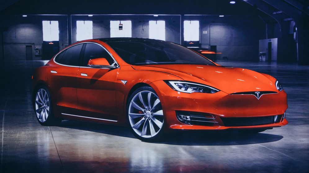 Tesla va îngheța angajările și va face concedieri începând de anul viitor