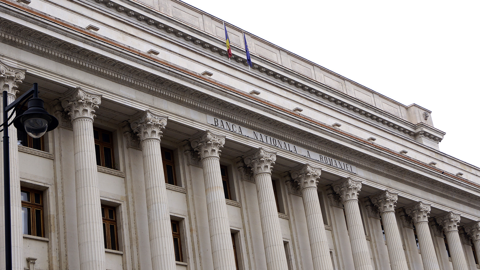 Rezervele valutare ale României au coborât la 63,2 miliarde de euro. BNR are în august plăți de 1,47 miliarde de euro