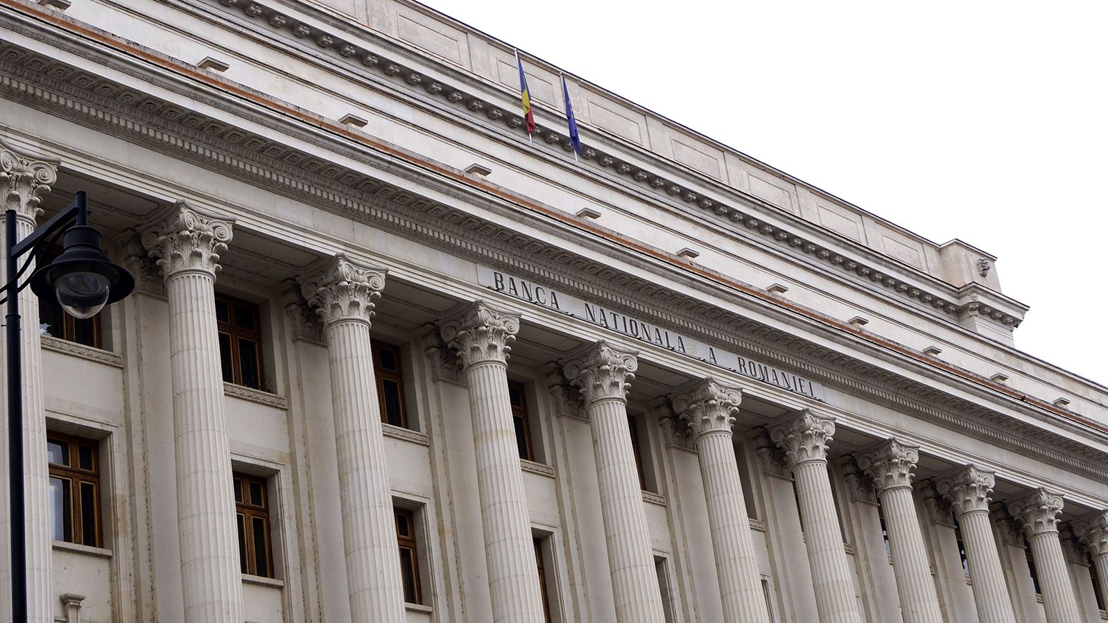 Rezervele valutare ale BNR au scăzut la circa 53 miliarde de euro