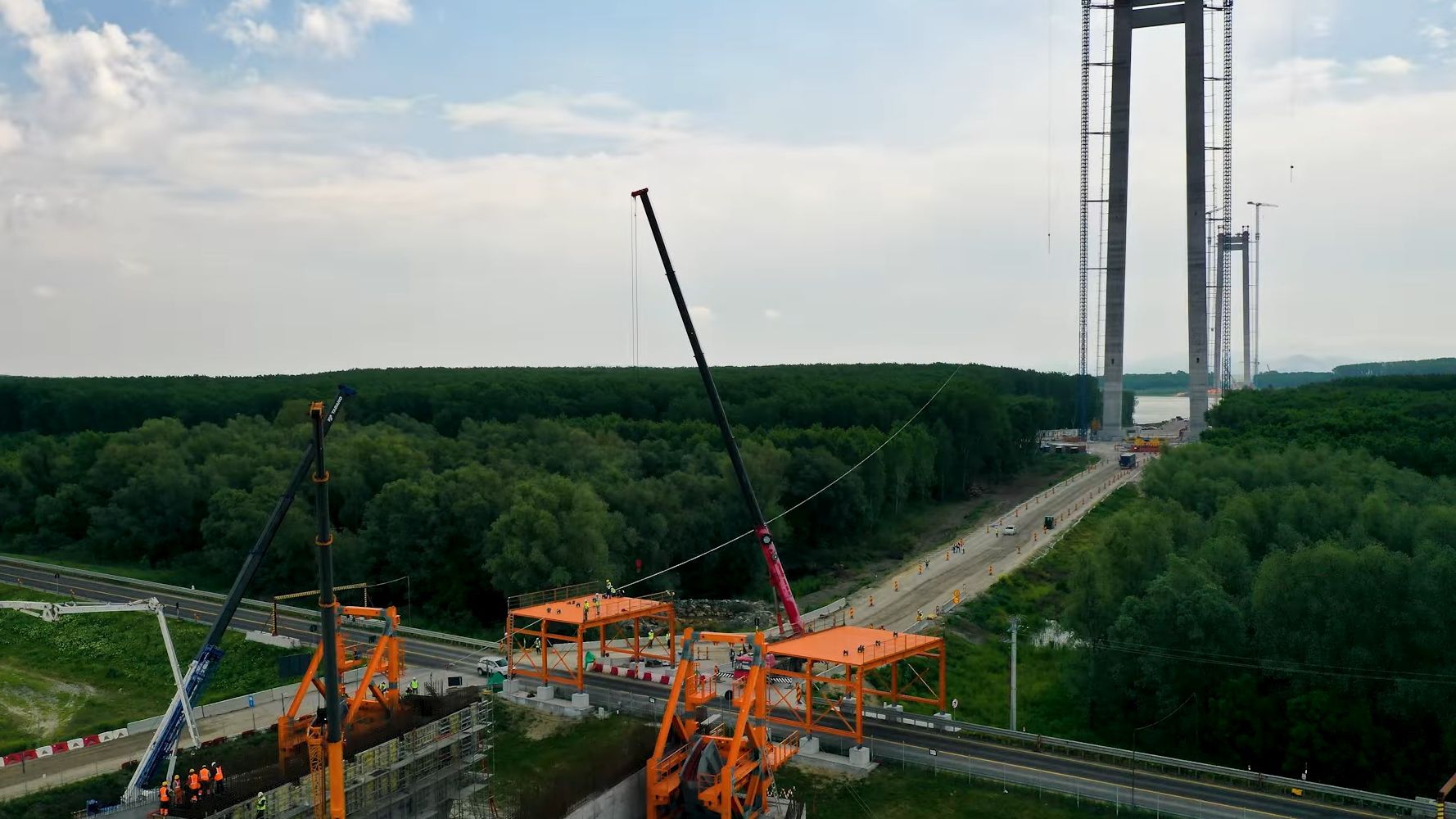 VIDEO: CNAIR a anunțat începerea lucrărilor de ridicare platformei de lucru la podul suspendat peste Dunăre de la Brăila