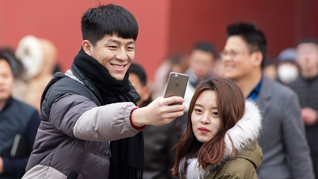 Se întoarce roata: Chinezii nu mai au voie să folosească telefoane iPhone la lucru