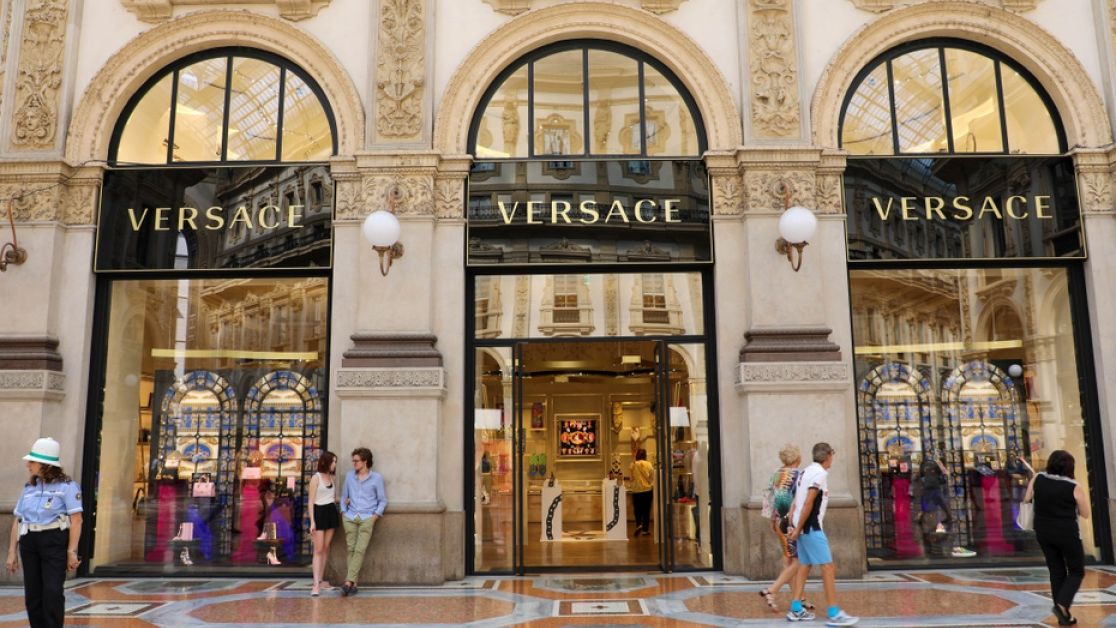 Michael Kors și Versace închid 170 de magazine după vânzări în scădere cu 70%