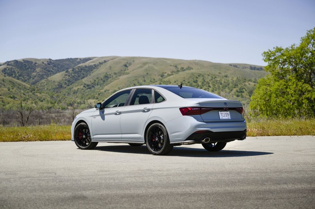 GALERIE FOTO | Acesta este ultimul Volkswagen cu cutie manuală, dar în America - Imagine 7