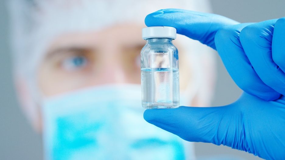 Scădere continuă a numărului de noi cazuri COVID-19 după începerea vaccinărilor