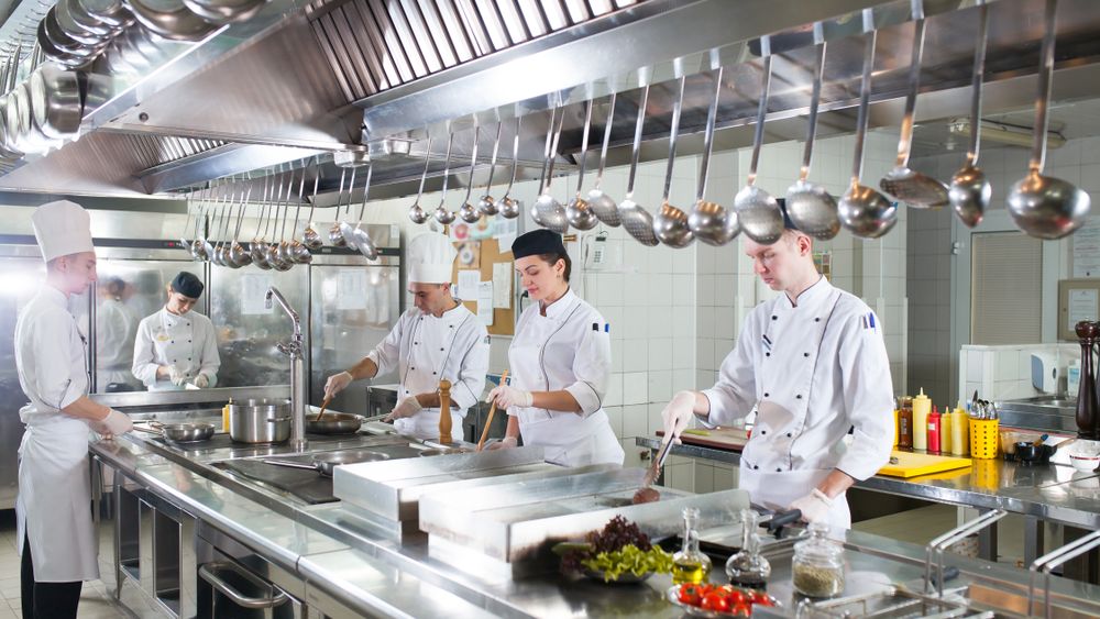 Din pasiune pentru bucate alese: cati bucatari si cofetari mai pregateste scoala romaneasca