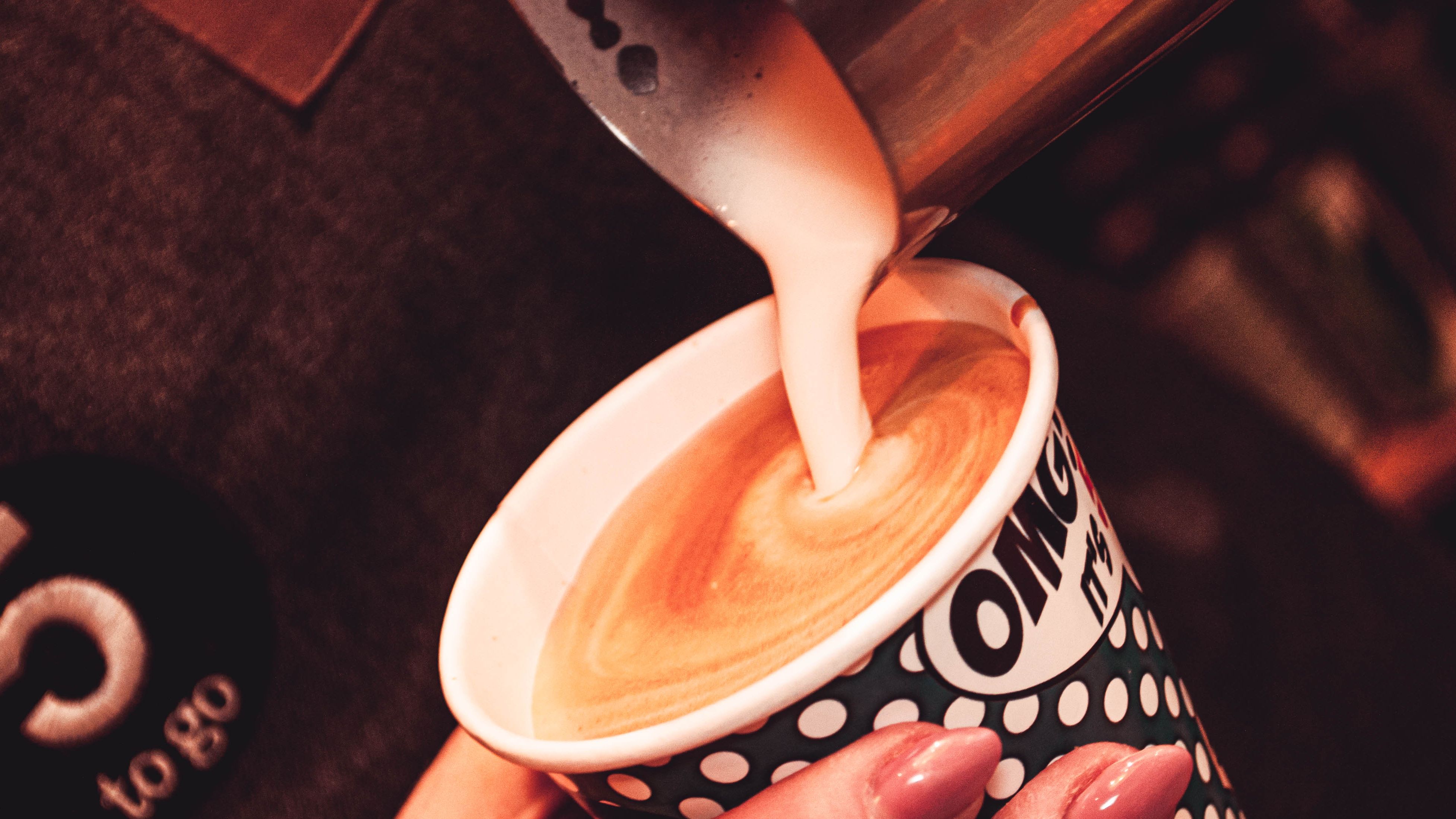 REPORTAJ | Ce înveți la cursul de barista 5 To Go: de la bobul verde de cafea, la espresso cu cremă de lapte