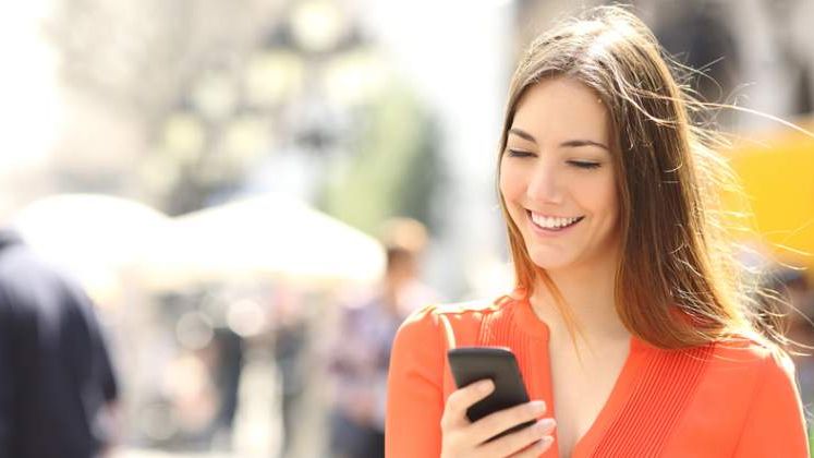 Numarul de abonamente de telefonie mobila a depasit pentru prima data numarul de cartele preplatite