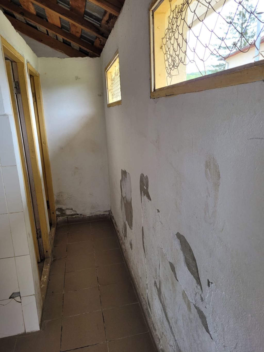 GALERIE FOTO: Cum ar fi ca toaletele din fundul curții să fie mutate în interiorul școlii? O aso - Imagine 7